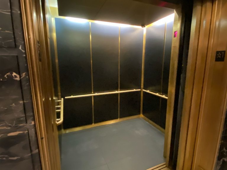 ゴージャスな雰囲気のエレベーター内観