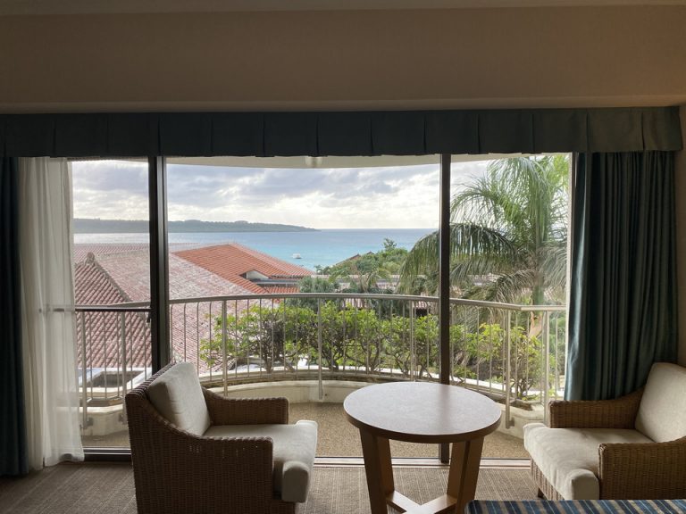 窓全体 テーブルと椅子