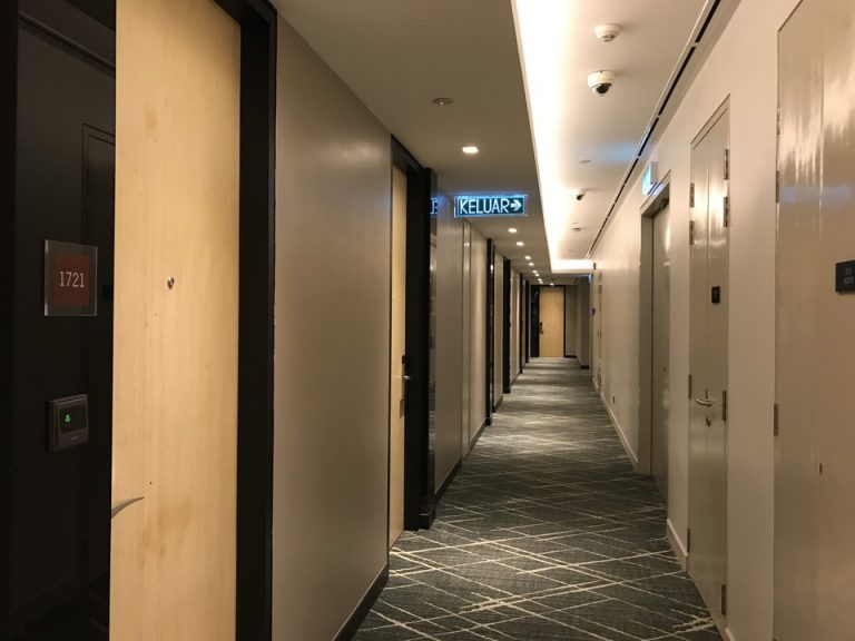 客室入口付近廊下です。電灯が多く明るいです。このフロアには26室お部屋がありました。