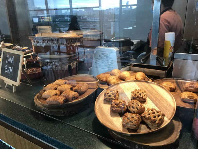 こちらはペストリーのコーナーです。普通の食パンも何種類か、その場で焼いてもらう仕様になっていました。
