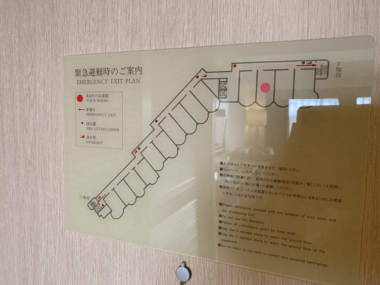 入り口ドア内観