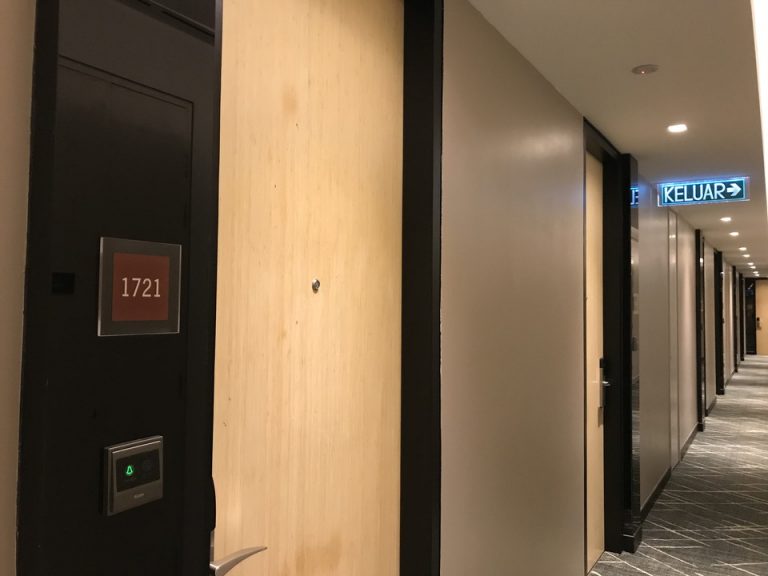 客室入口 外観ドアです。今回宿泊するのはデラックスルーム 2シングルベッドです