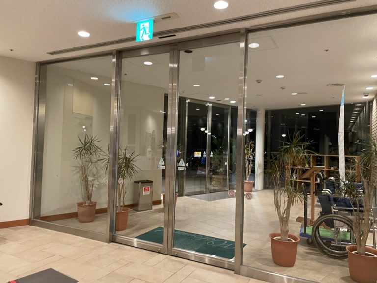 エントランス(建物内から)