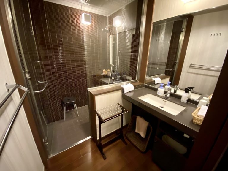 バスルーム入り口から全景