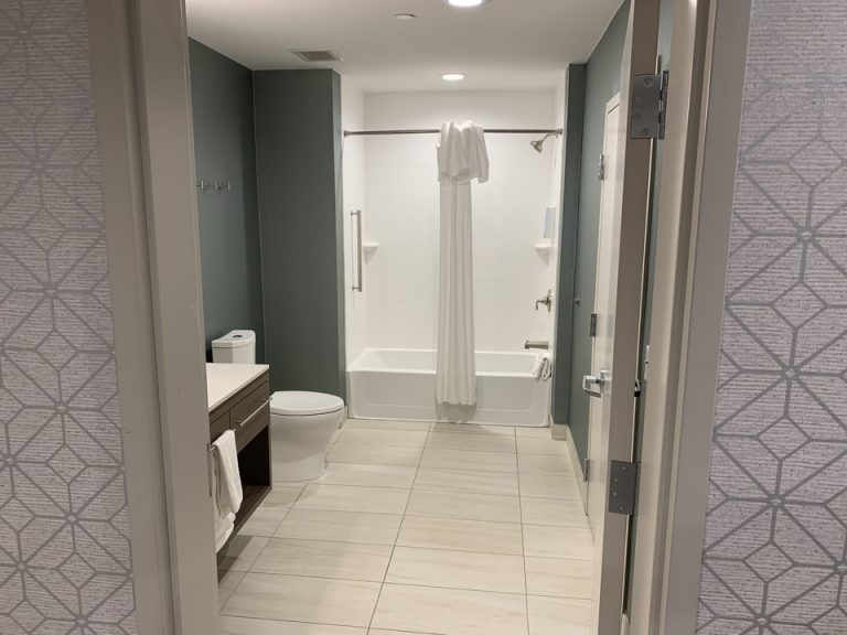 バスルーム入り口から全景