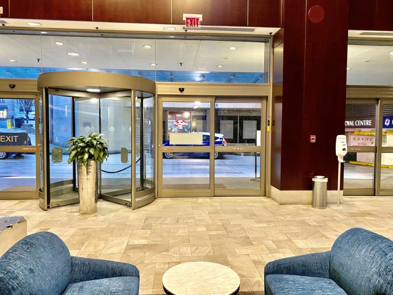 エントランス内観