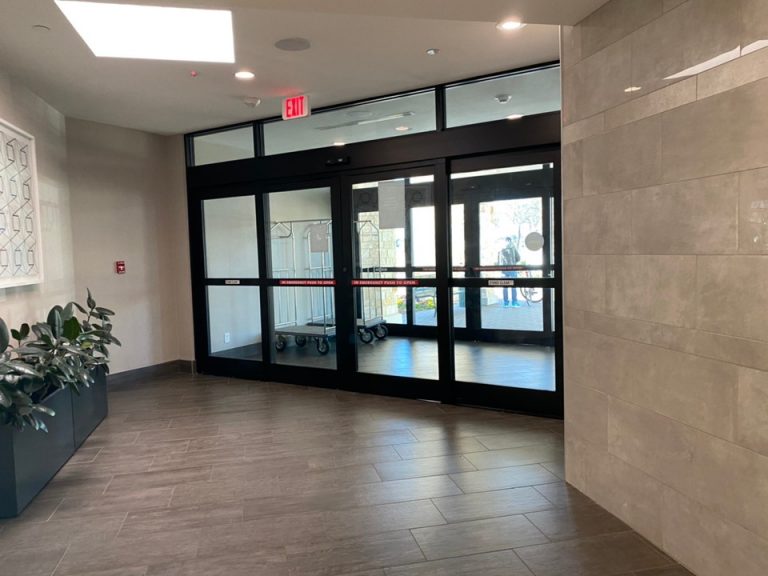 エントランス内観