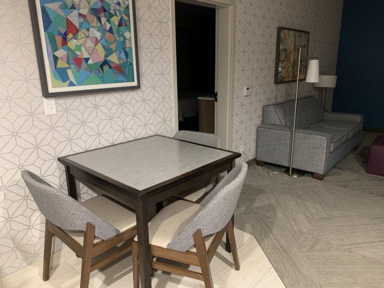 客室全体入口方向