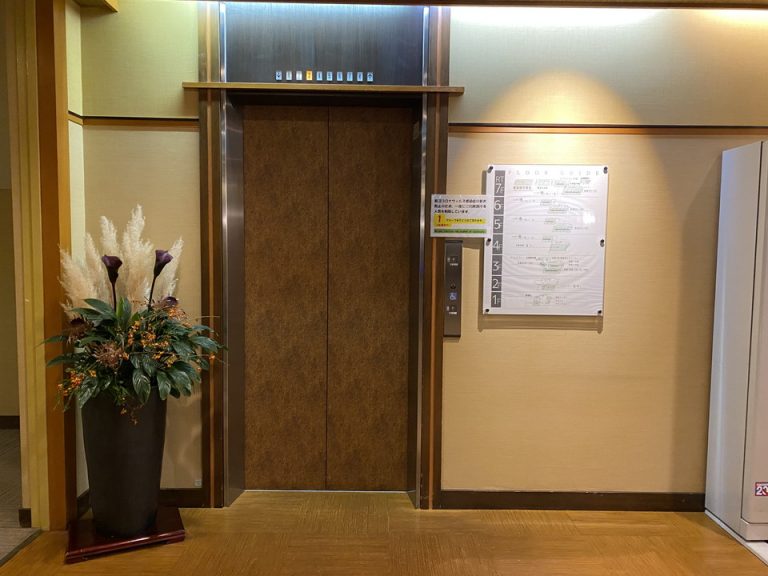 エレベーターホールフロント階