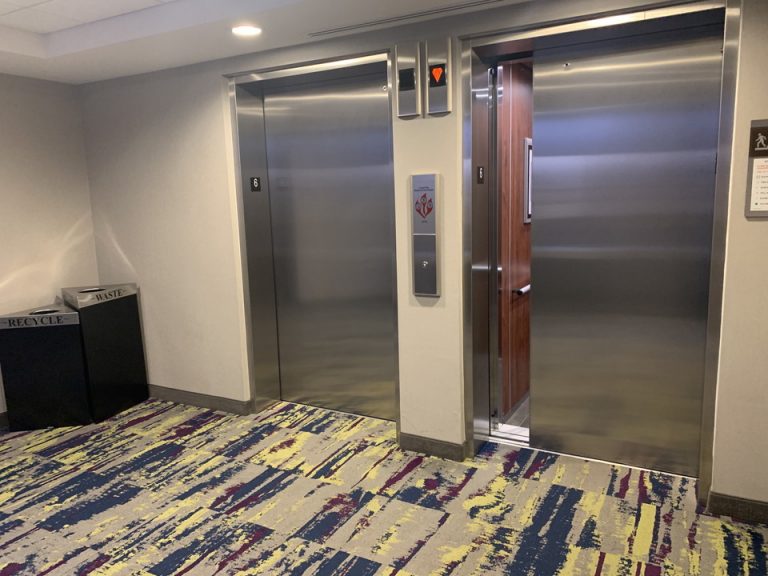 エレベーターホールフロント階