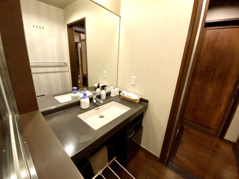 バスルーム内から入口(1)