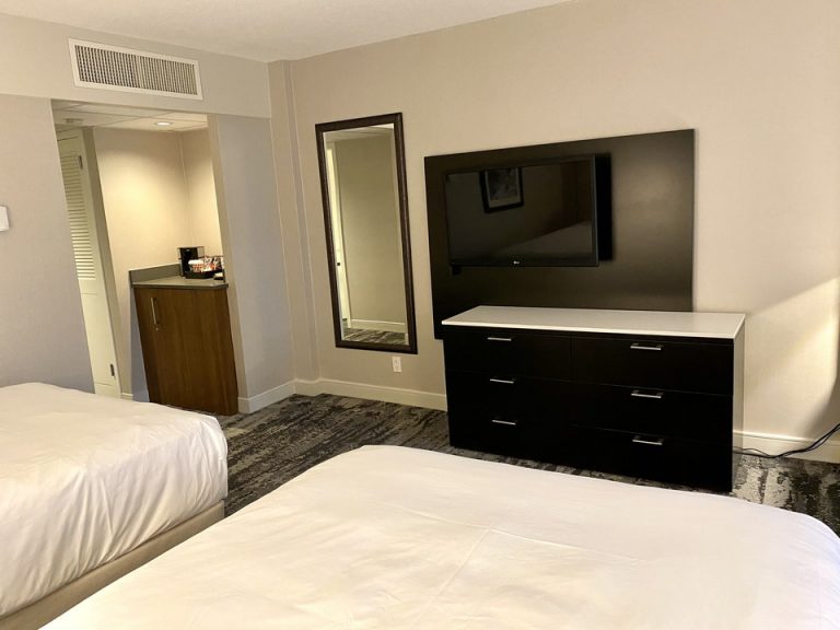 ベッド方向からTV