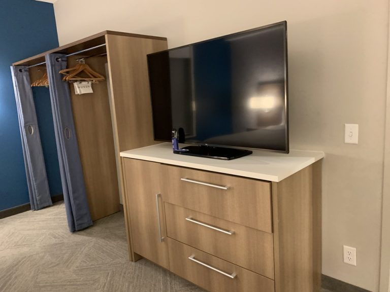 ベッド方向からTV