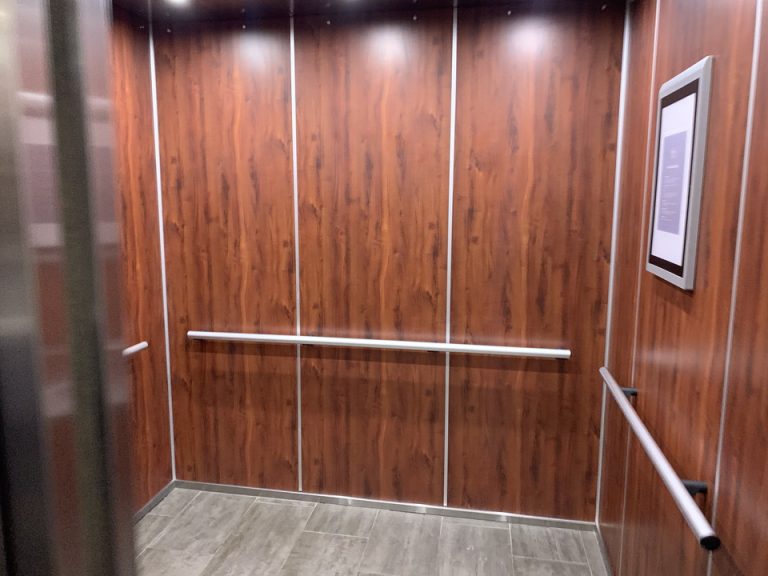 エレベーター内観(1)