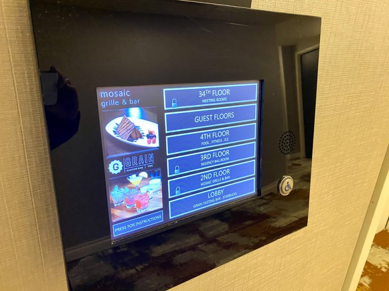 エレベーターの階数を押すスクリーン