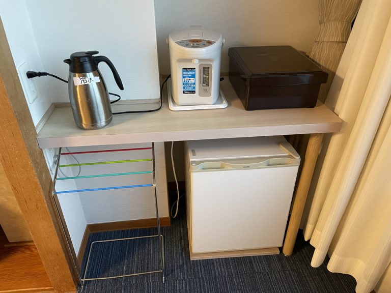 冷水・ポット・コップお茶・冷蔵庫・タオル掛け