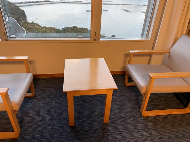 椅子とテーブル