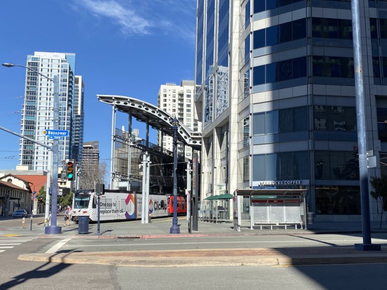 ホテルから1分もしない距離にアムトラックや市内を走る電車の駅もありあました