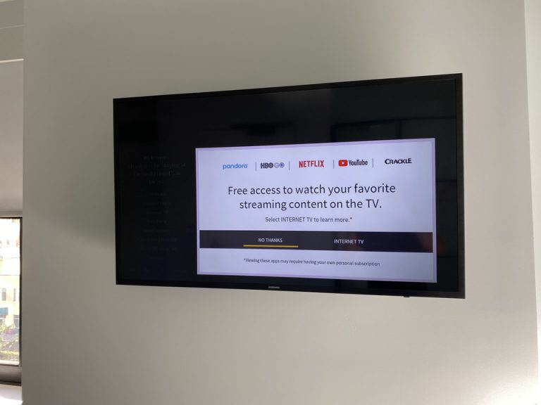 壁にかけられたTV