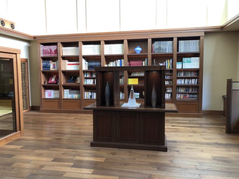 おとずれ文庫という、書庫、DVDスペースです。客室にもっていけます。(3)
