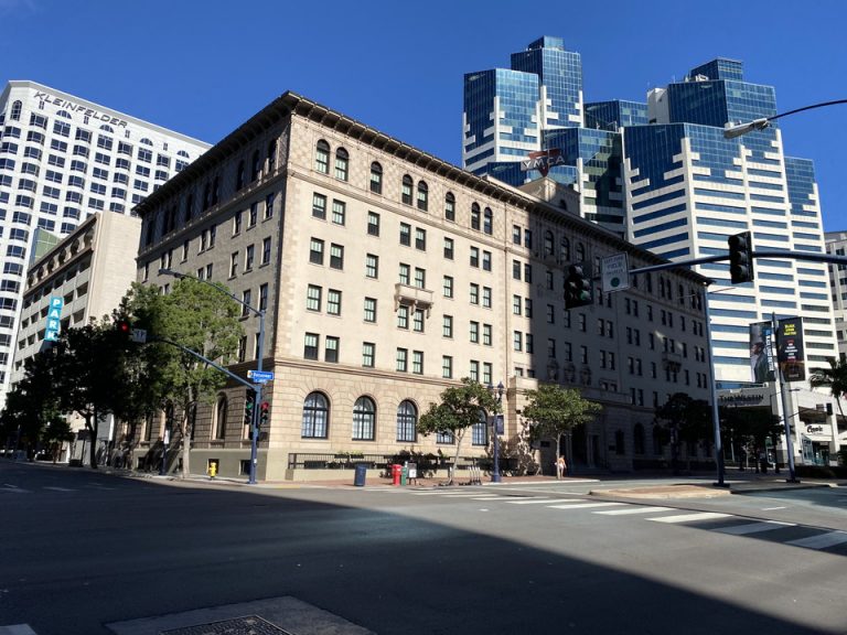 ホテル外観その後ろ(隣は)WESTIN