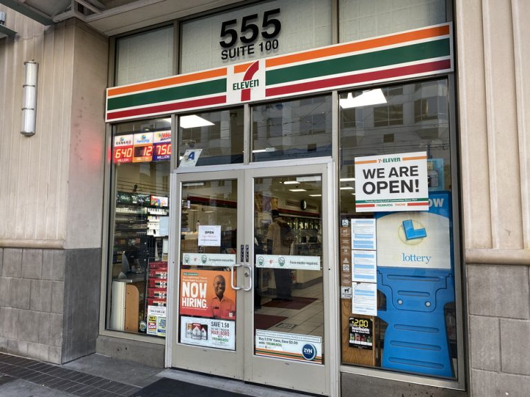 ホテルのま隣にはセブンイレブンがあり便利でした