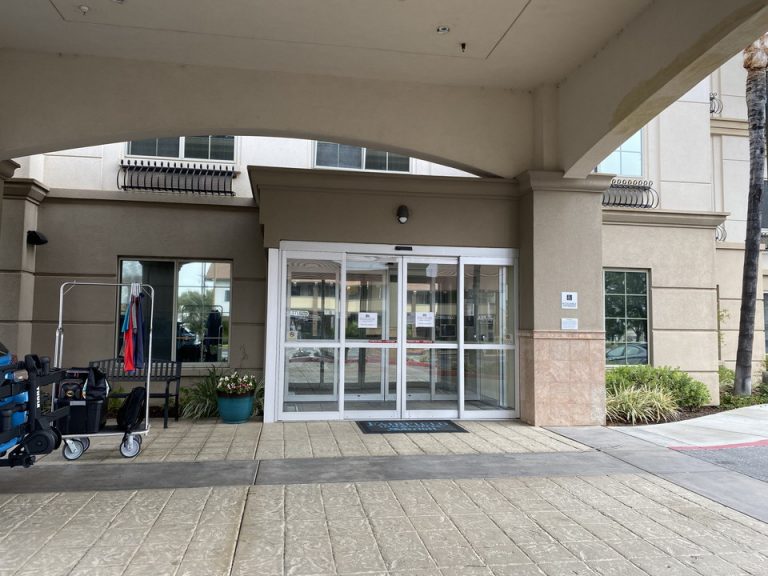 屋根付き車の乗り付け場所