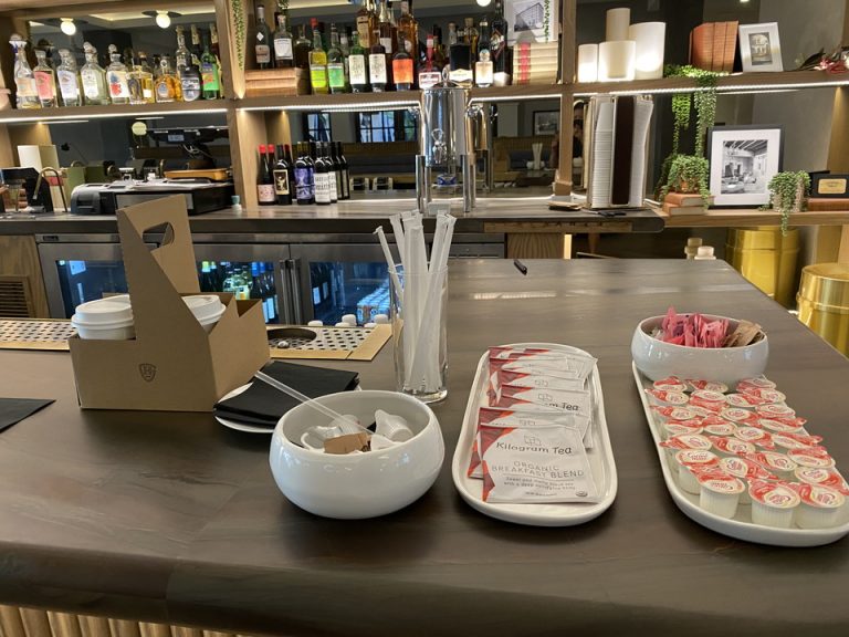 フロントスタッフがコーヒーやティをサービスしてくれました。こちらで見えているワインを買うこともできました。