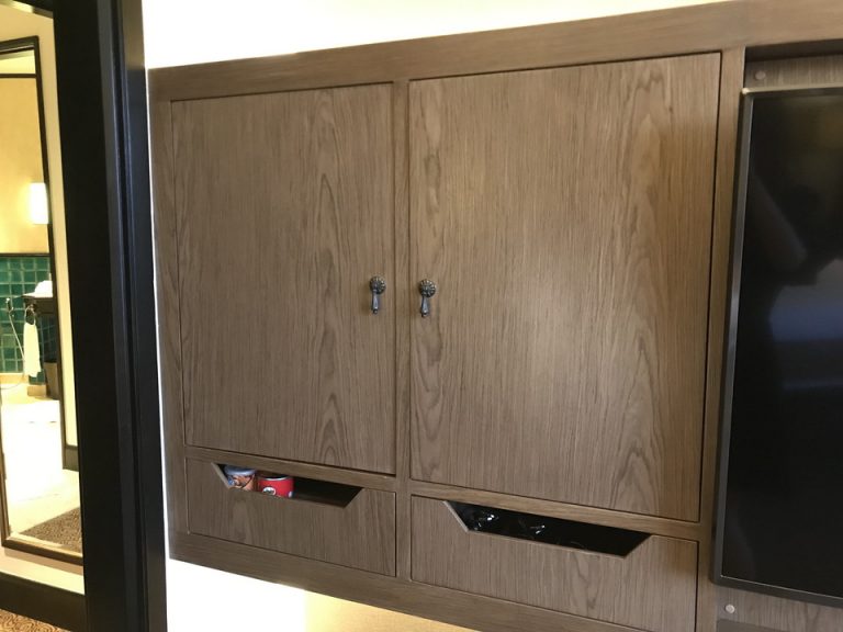 冷蔵庫(閉じた状態)左の扉が冷蔵庫、右の扉がミニバー