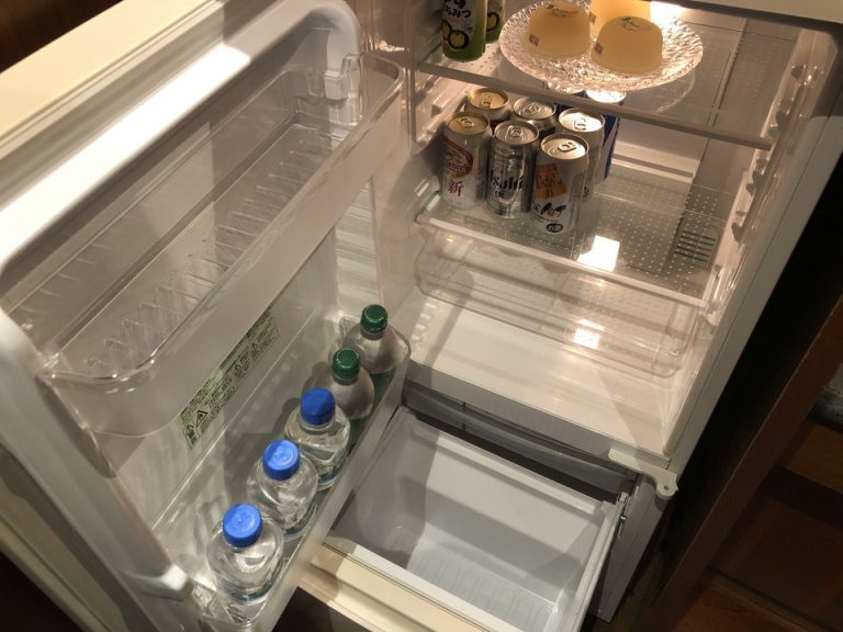 冷蔵庫内です。入っているものは全て無料です。(1)