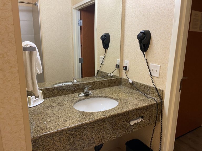 ドライヤーは壁に設置されていました