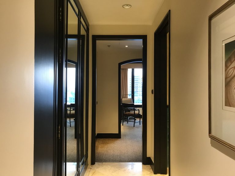 部屋の入り口から客室を見たところ