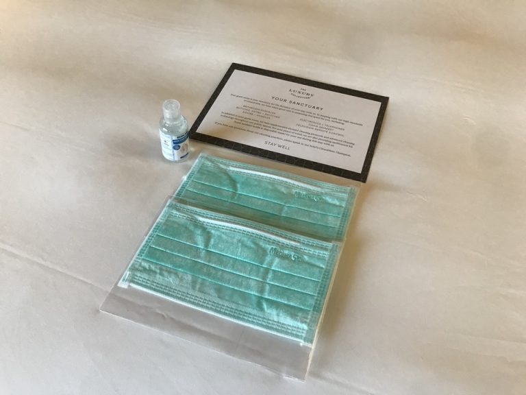 ベッド上のマスク・ハンドサニタイザー・手紙