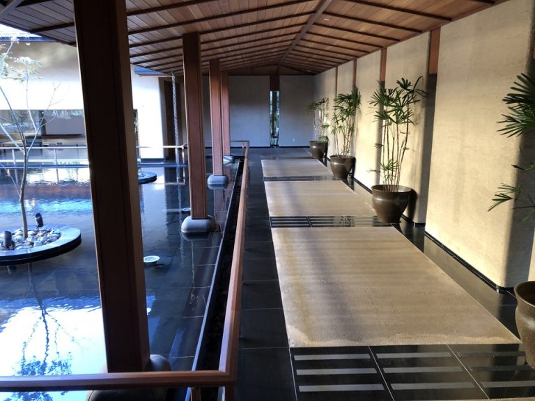 外部からチェックインカウンターまでの廊下です。(1)