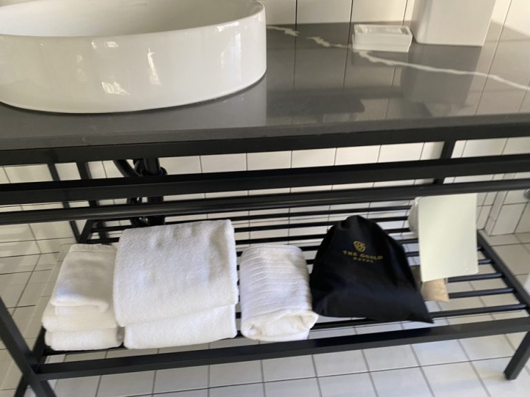 洗面カウンター下にタオル、ドライヤー、拡大鏡が設置されていました