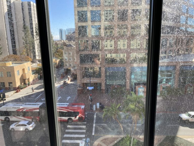 デスクからの外の風景(全体的に窓ガラスが汚れていました)