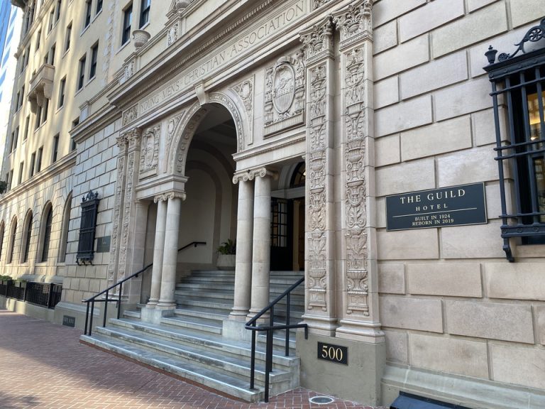 メインエントランスは階段のみでのアクセス