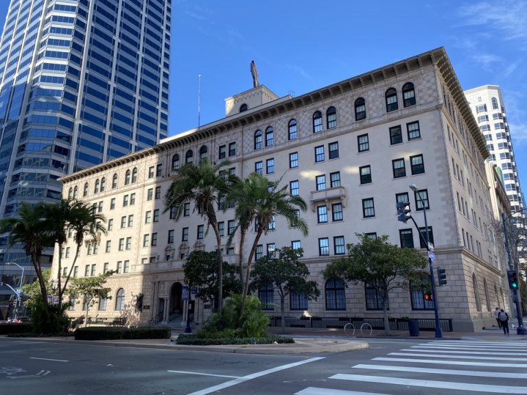 外観(ブロードウェイを挟んで)