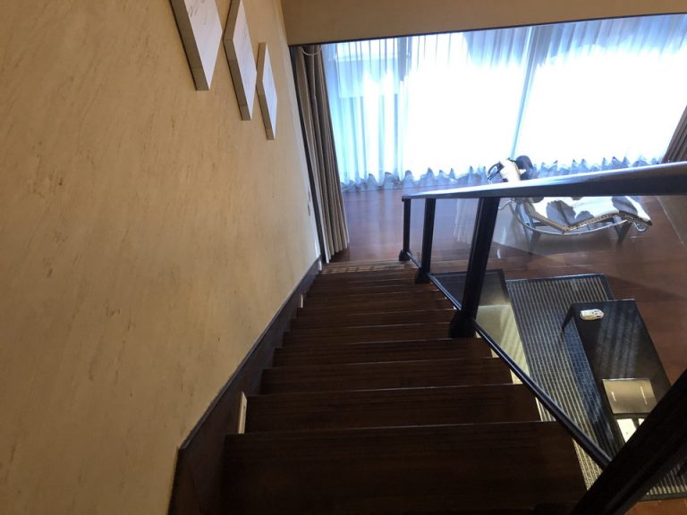 客室内2Fから階段です。