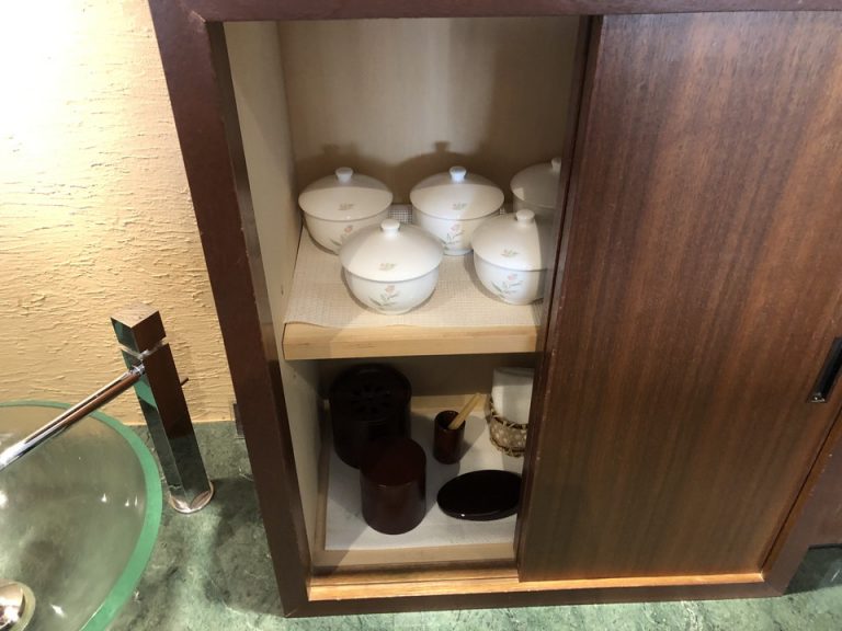 バーカウンター内お茶セットです。5名分あります。