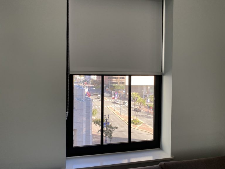 ソファー後ろの窓