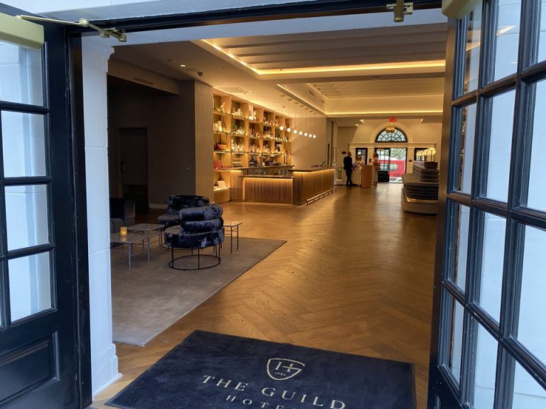 中庭側からフロントにかけて