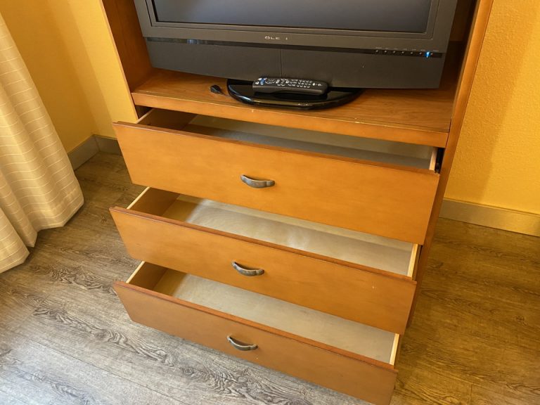 テレビの下に収納ボックスがあります