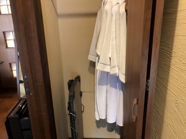 洗面所内クローゼットです。バスローブがあります。