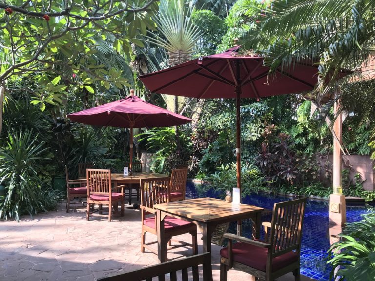 プールサイド(2)