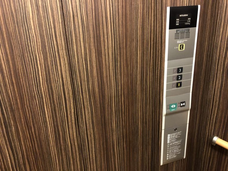 エレベーター内側です。シンプルな操作パネルと木目調のデザインです。