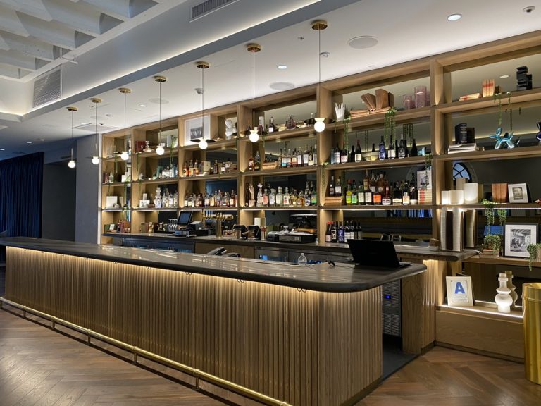 1階フロントすぐ横にお洒落なバーがありました