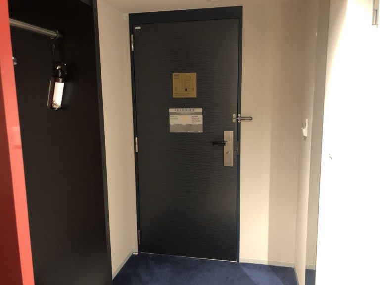 客室全体入口方向