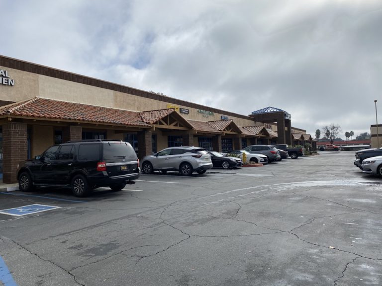 ホテル隣りにもスーパーなどがありました