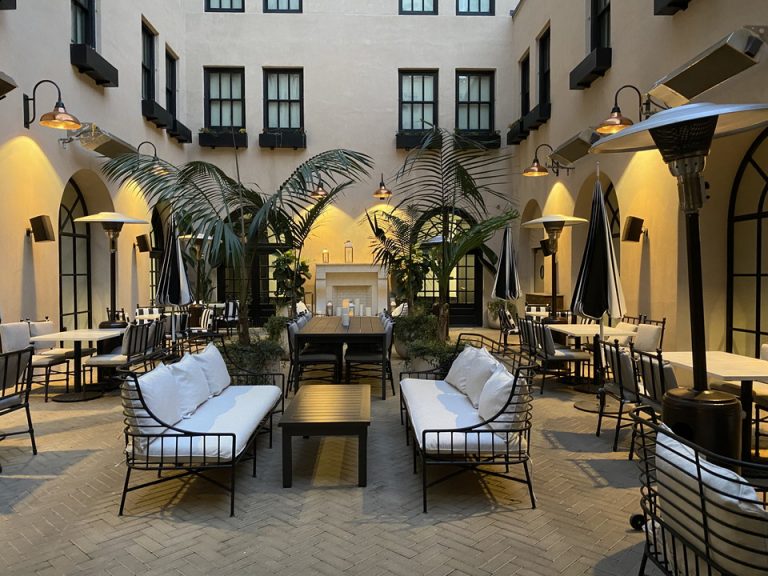 1階フロント奥には客室で四方を囲まれたスペース吹き抜けがありました